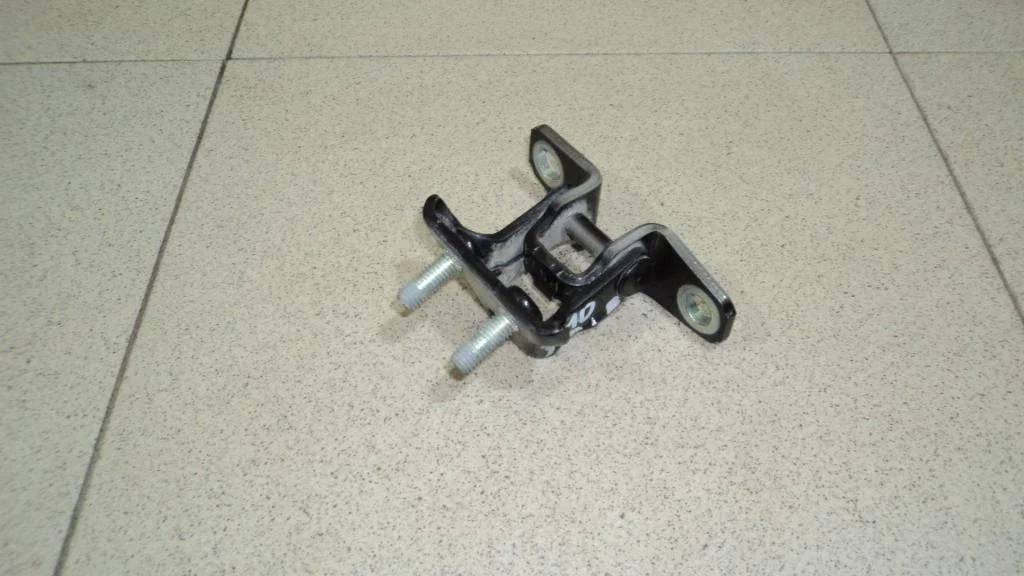 Петля двери задней правой верхняя Mitsubishi Lancer 10 (CY)