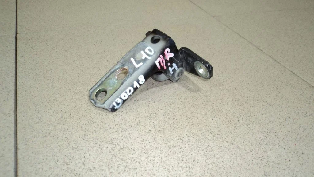 Петля двери передней Mitsubishi Lancer 10 (CY)