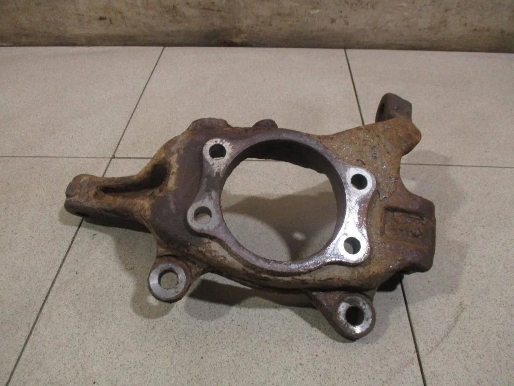 Кулак поворотный передний правый Nissan Teana 2006 (J31)