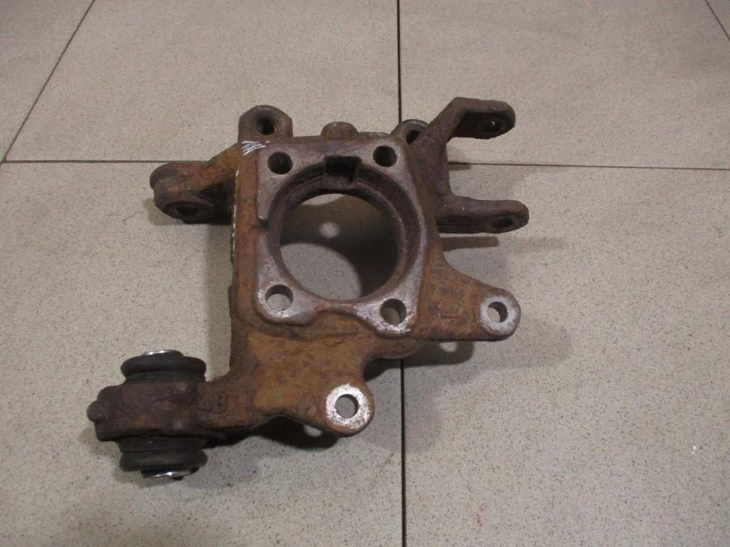 Кулак поворотный задний левый Toyota RAV4 XA30