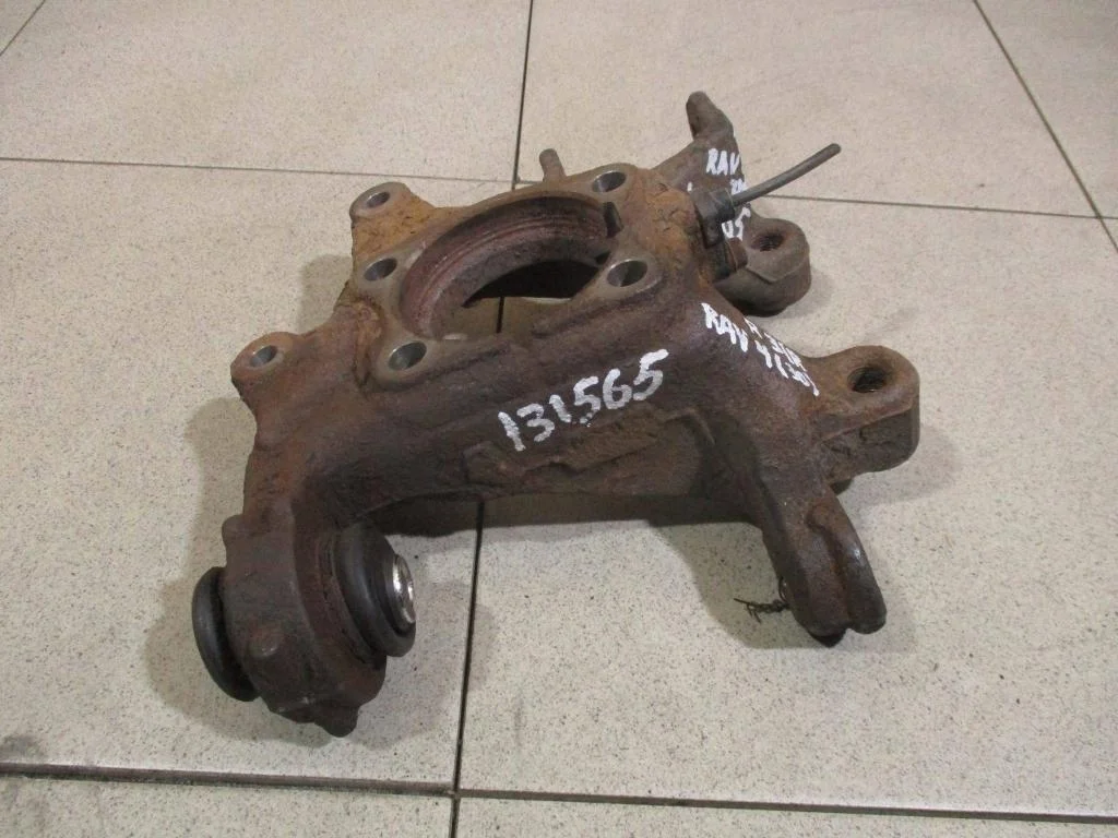 Кулак поворотный задний правый Toyota RAV4 XA30