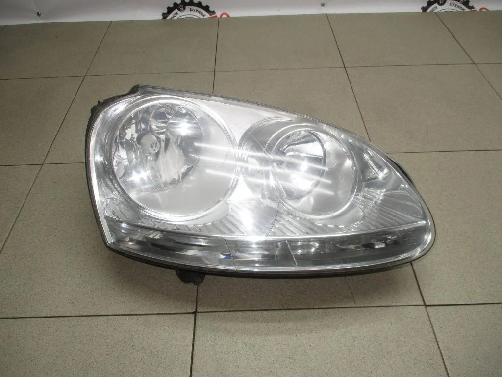Фара правая Volkswagen Golf 5