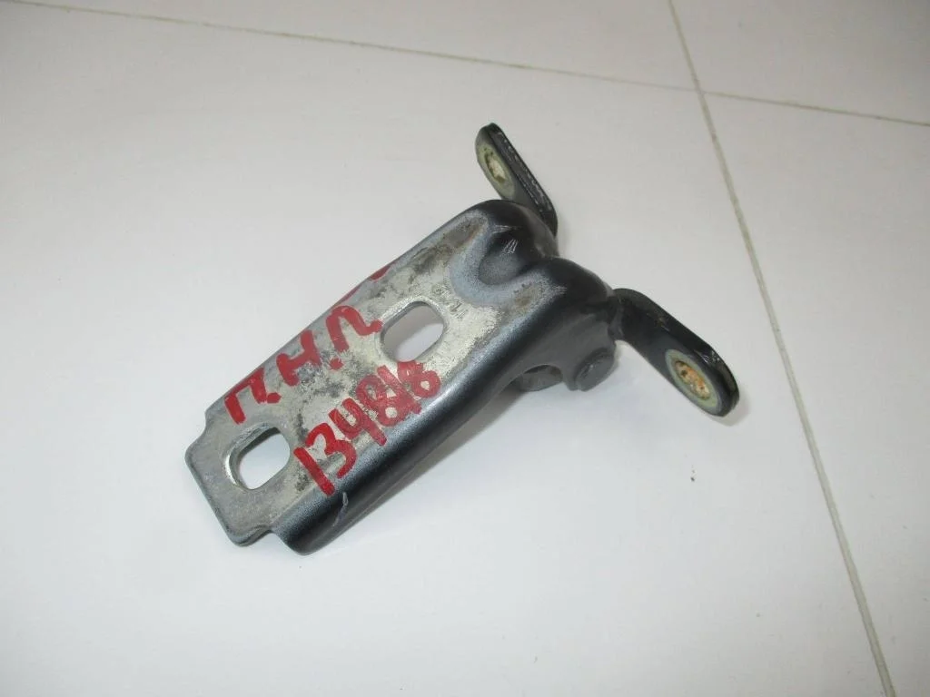 Петля двери передней Chevrolet Cruze 2010 (J300)
