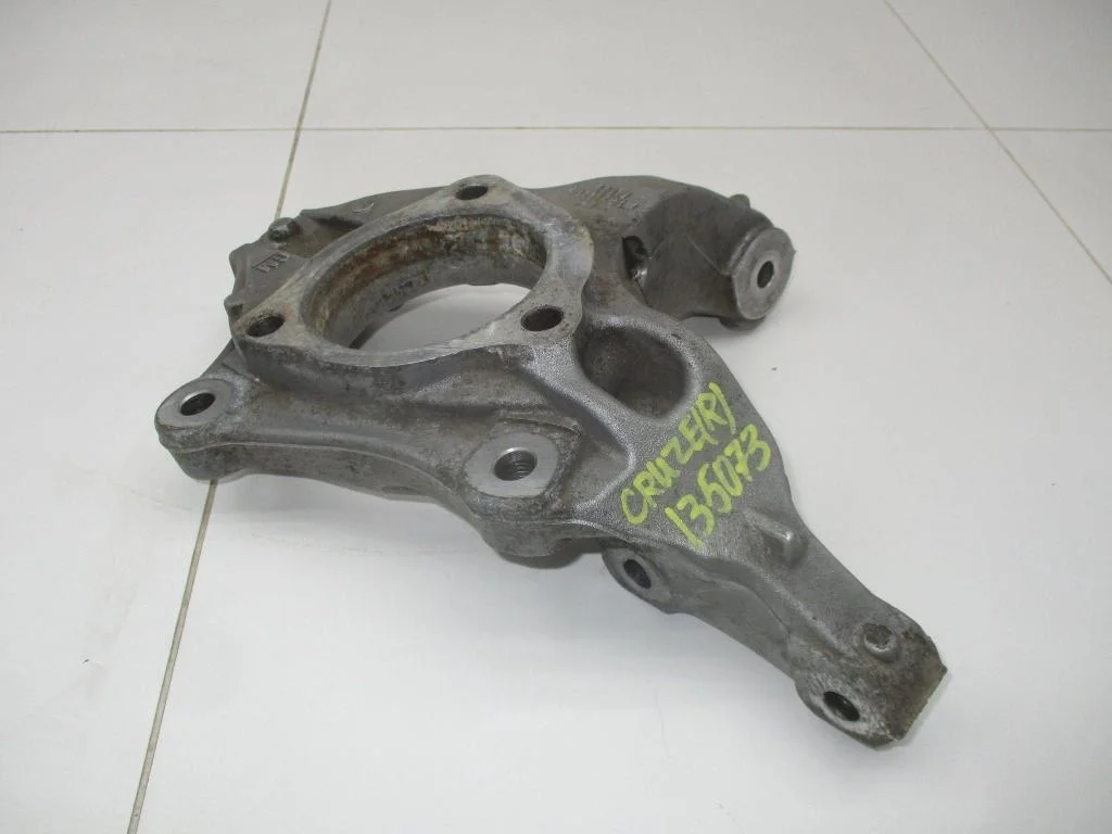 Кулак поворотный передний правый Chevrolet Cruze 2010 (J300)