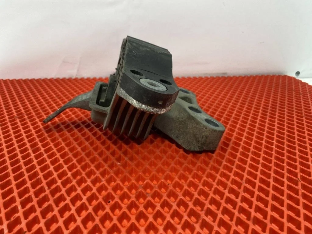 Опора двигателя правая Chevrolet Cruze 2010 J300