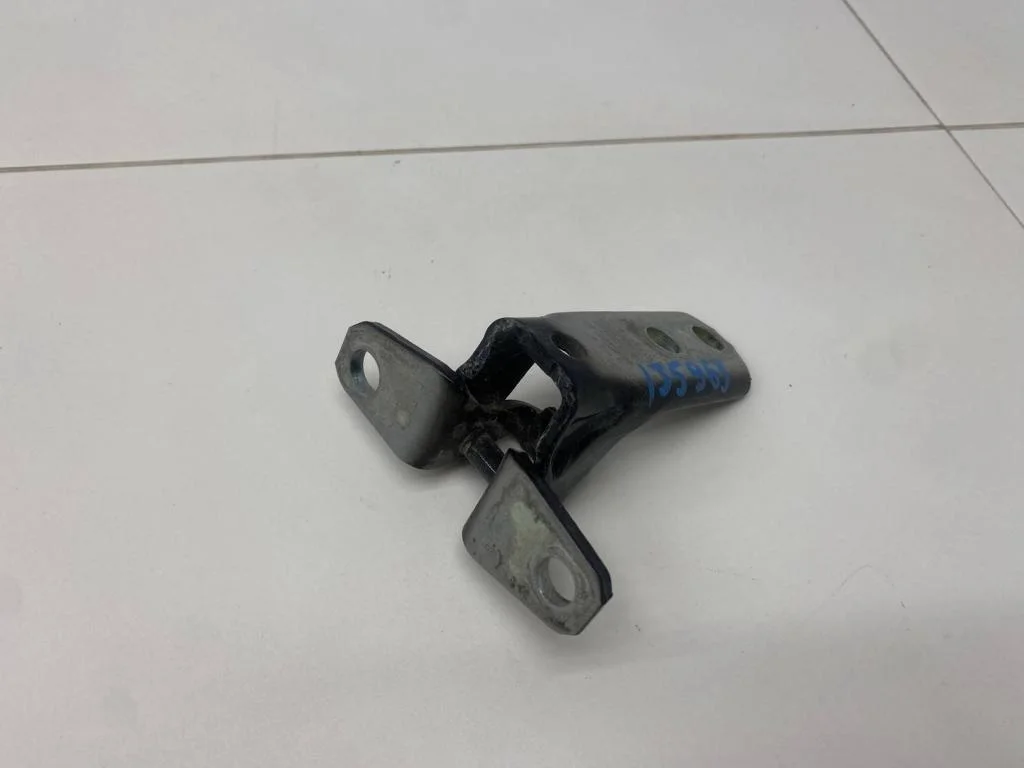 Петля двери задней левой нижняя Mitsubishi Lancer 10 2008 (CY)