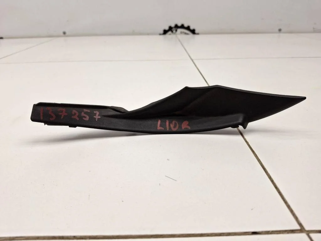 Накладка лобового стекла правая Mitsubishi Lancer 10 2008 (CY)