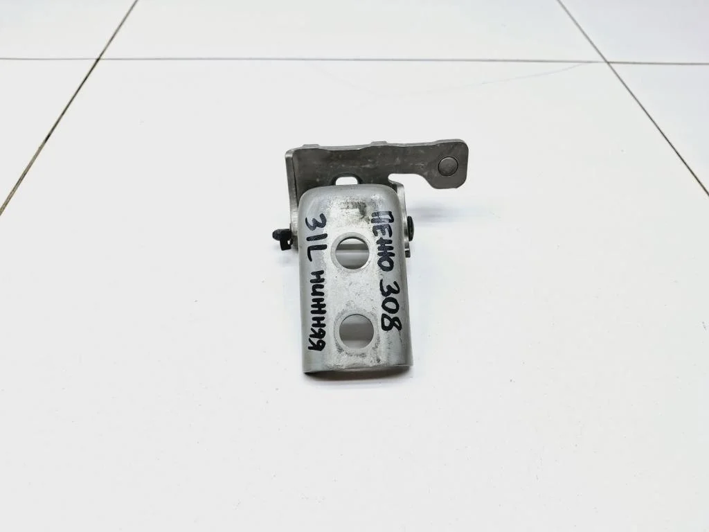 Петля двери задней левой нижняя Peugeot 308 2010 (T7)