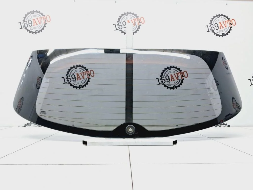 Стекло двери багажника Nissan Tiida (C11)