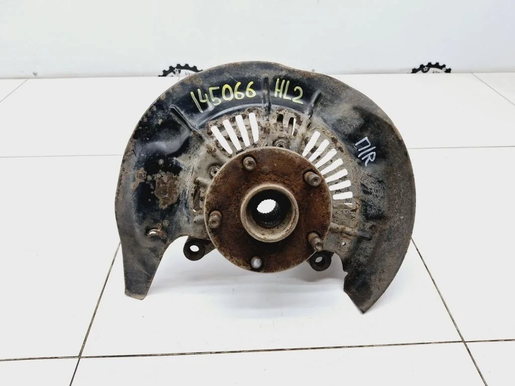 Кулак поворотный передний правый Toyota Highlander 2011 (XU40)