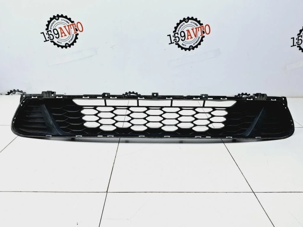 Решетка в бампер центральная Kia Ceed (CD)