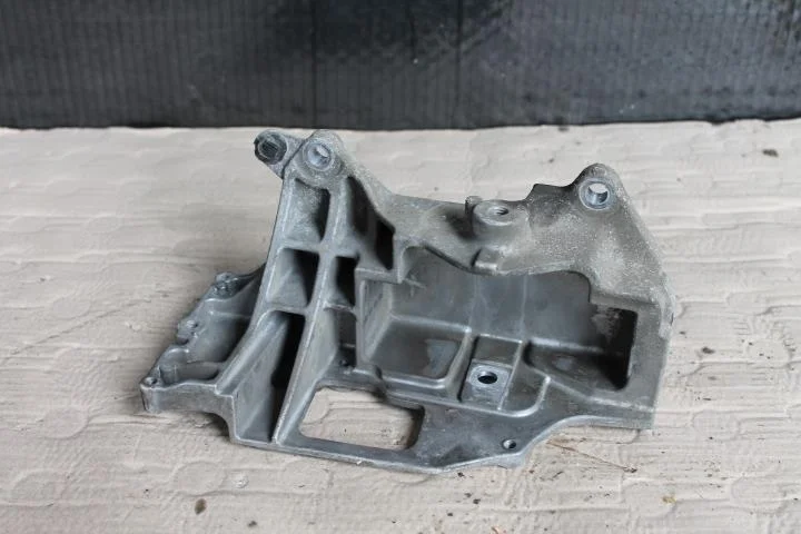 Б.у. кронштейн опоры двигателя NISSAN JUKE F15E NISSAN JUKE F15E