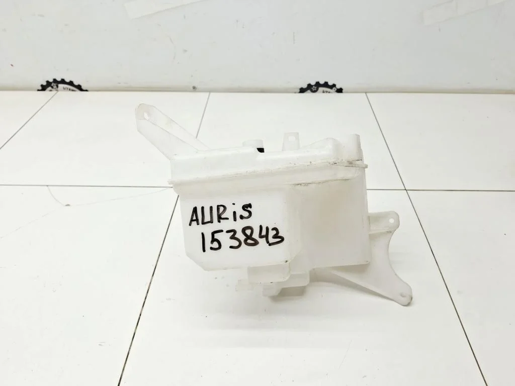 Бачок омывателя лобового стекла Toyota Auris E150