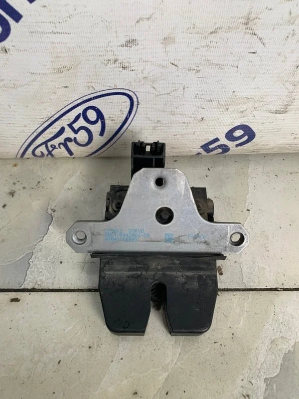 Замок крышки багажника Ford Focus 3 2012 1920840 CB8 1.6 (IQDB)
