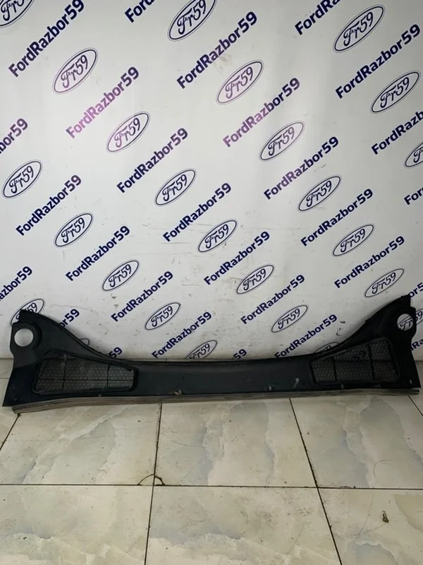 Жабо - решетка стеклоочистителей Ford Focus 3 2012 1837803 CB8 1.6 (IQDB)