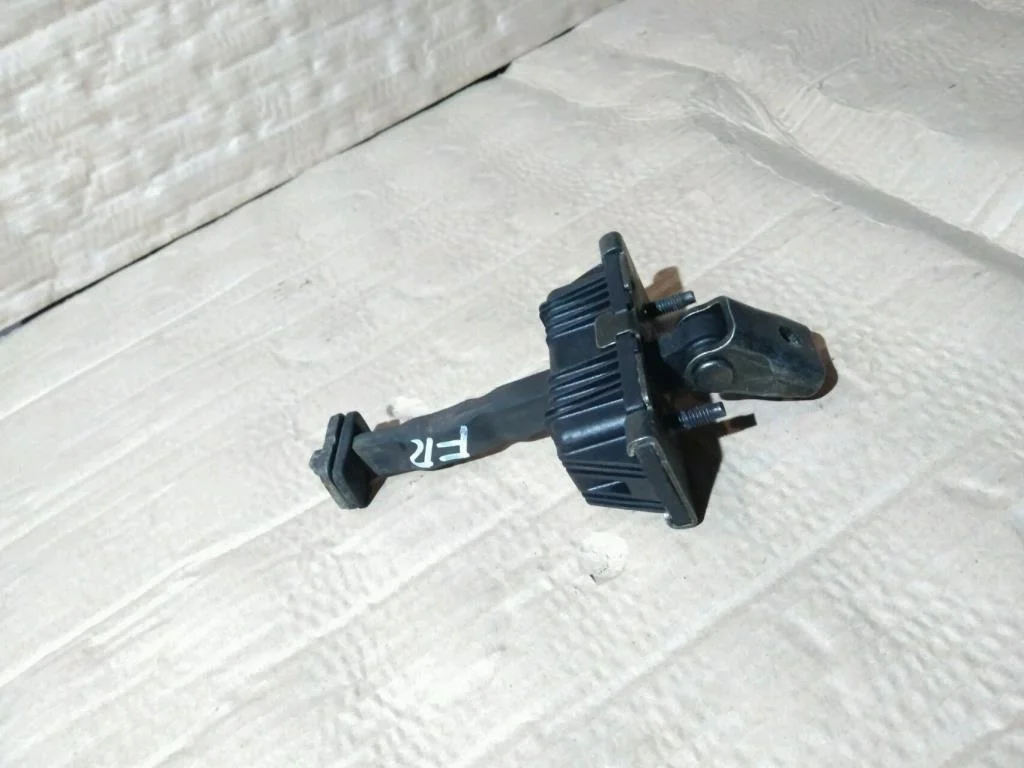 Б.у. ограничитель двери TOYOTA AVENSIS AZT250 TOYOTA AVENSIS AZT250
