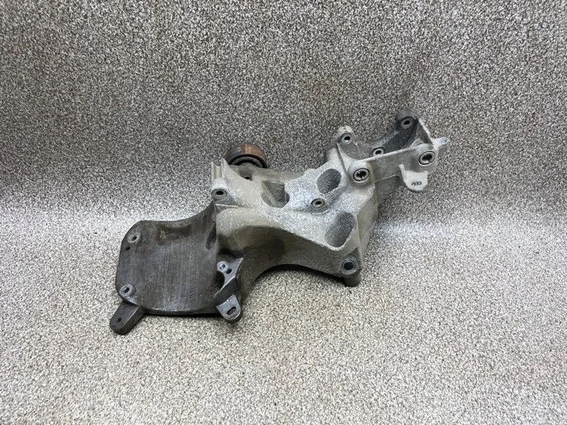 Кронштейн генератора Renault Duster 2014 688304373R 1.6 K4MA690 MT