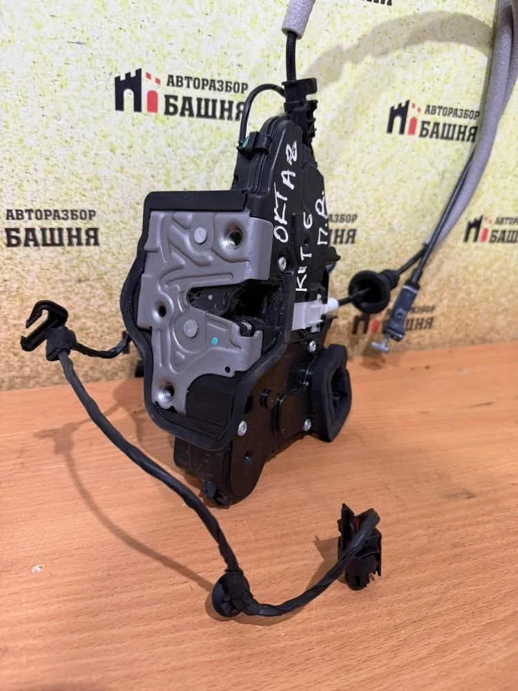 Замок двери Skoda Octavia 5TB837016E A8, передний правый