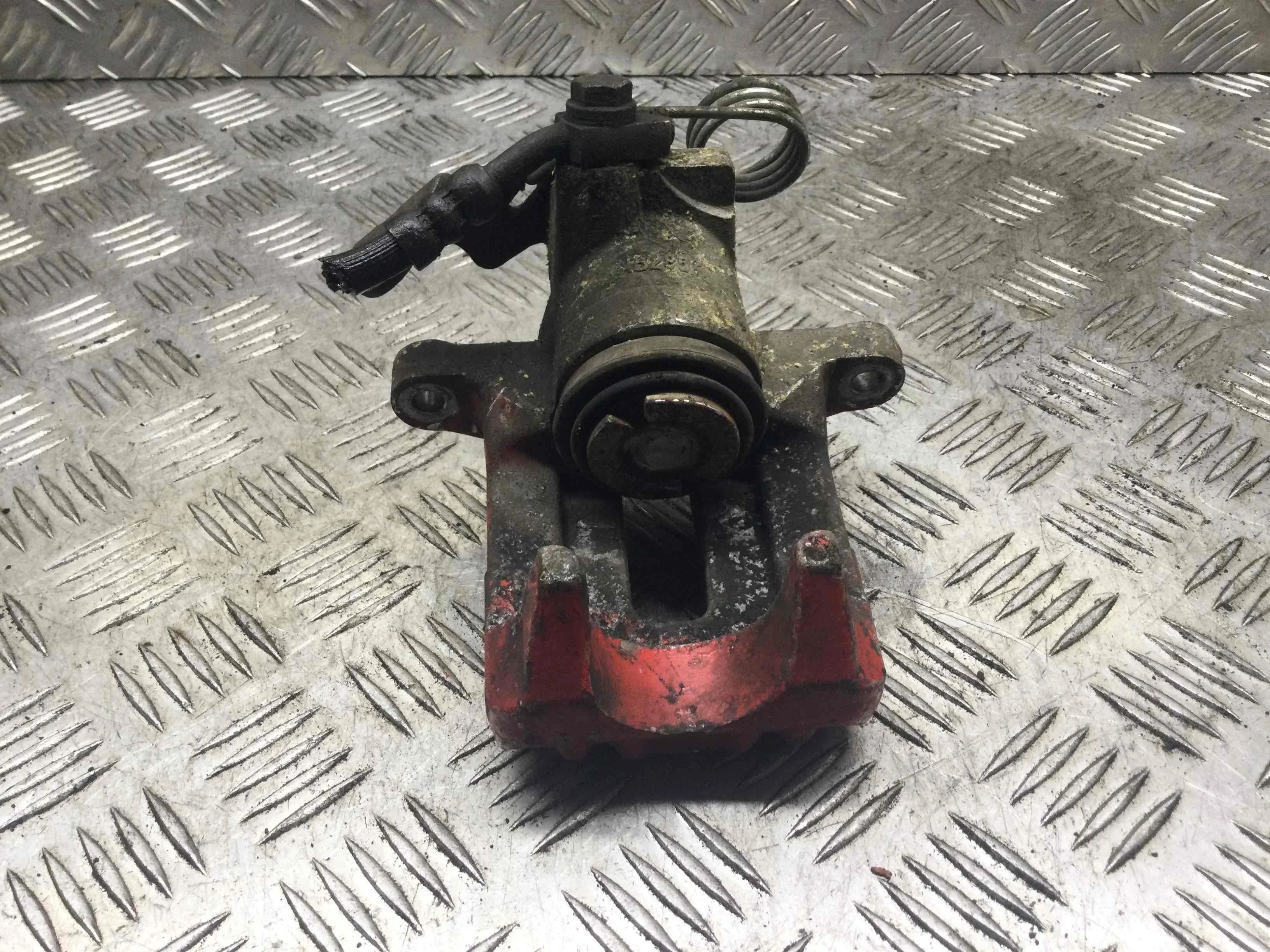 Суппорт задний правый Audi A4 B5 (1994-1999) бензин 1.8 i Механика Седан