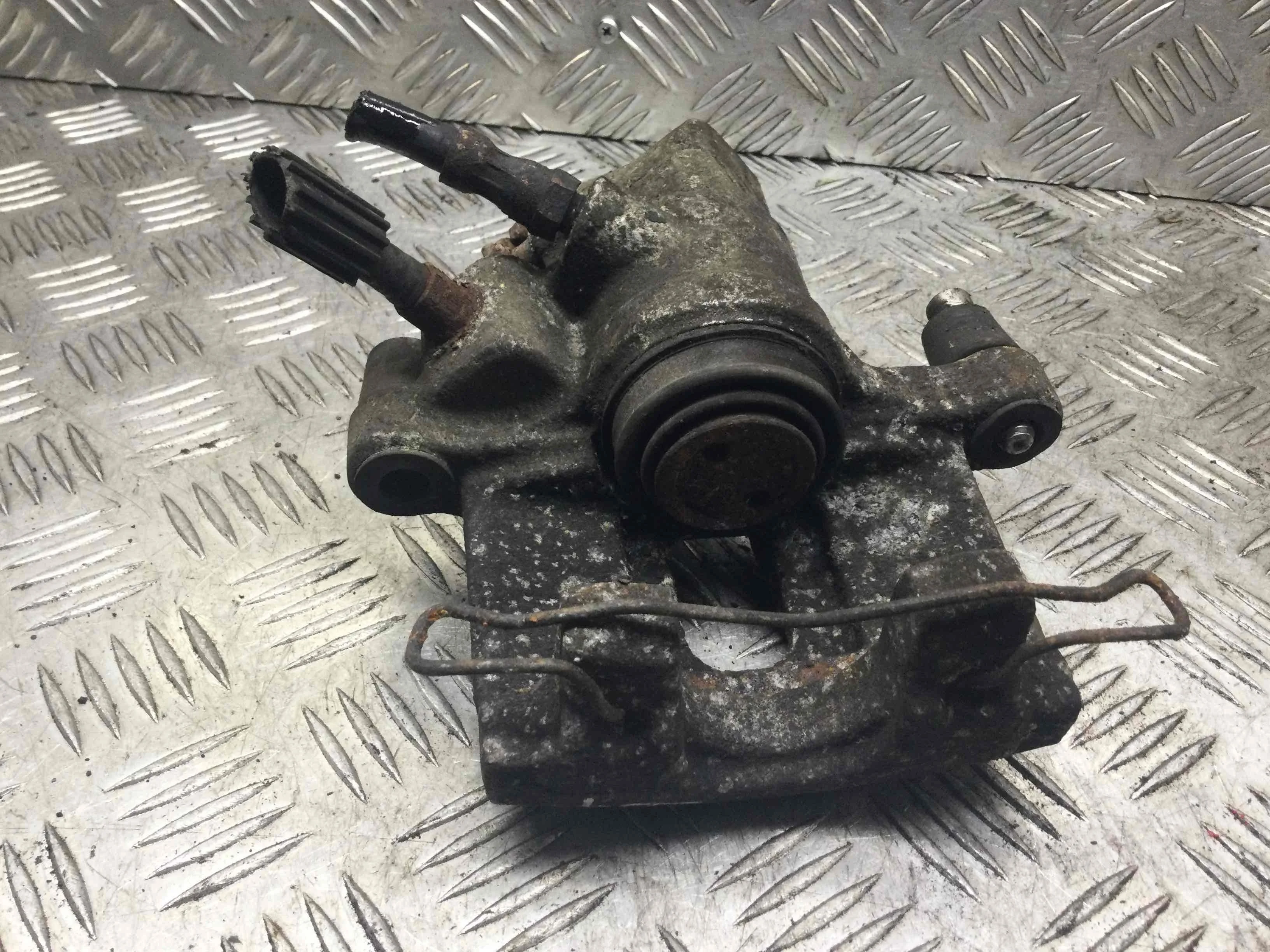 Суппорт задний правый Ford C-MAX 1 поколение (2003-2007) дизель 2.0 TDCi Механика Минивэн