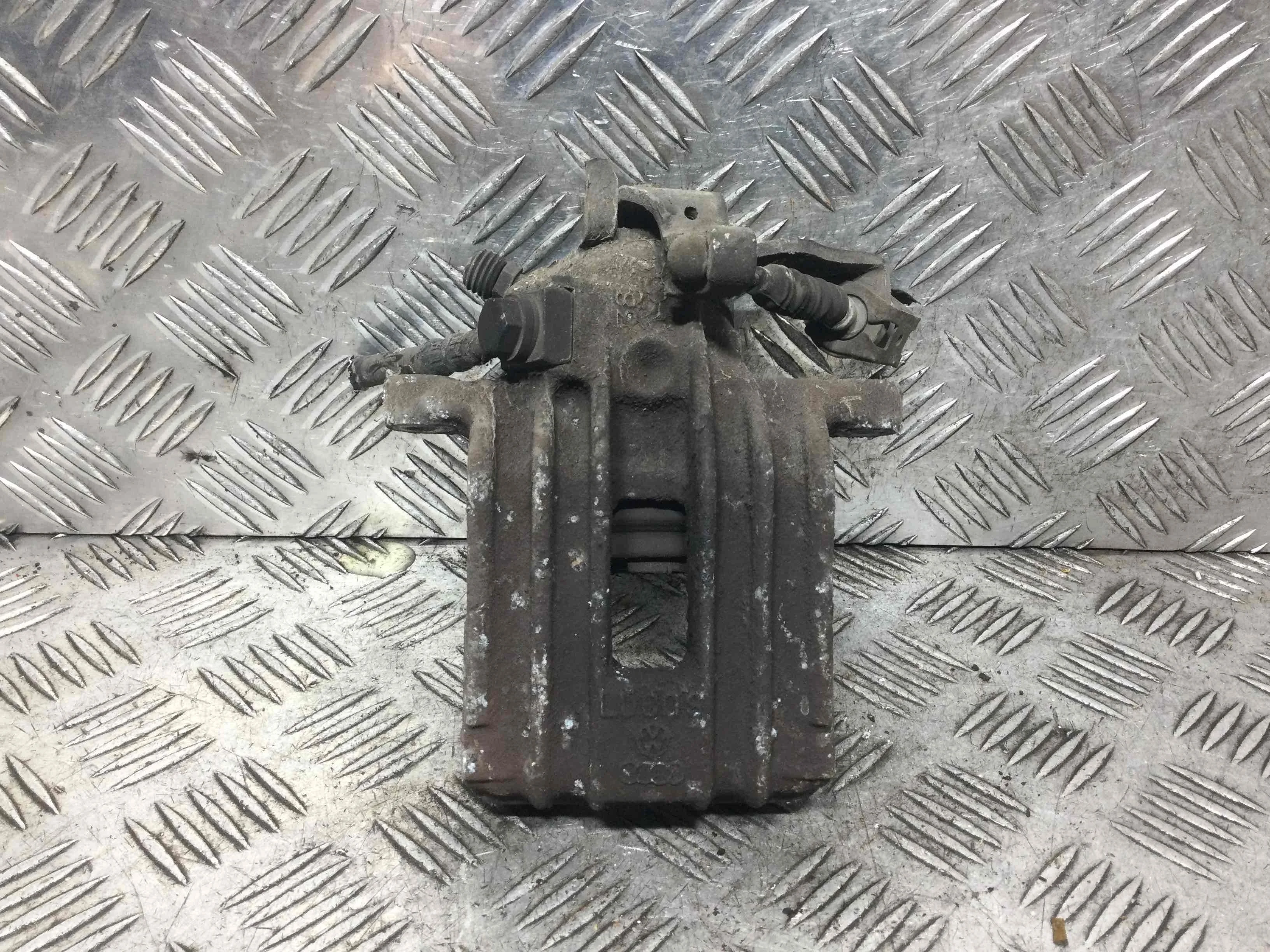 Суппорт задний левый Volkswagen Golf 4 поколение (1997-2004) бензин 1.6 i Механика Х/б