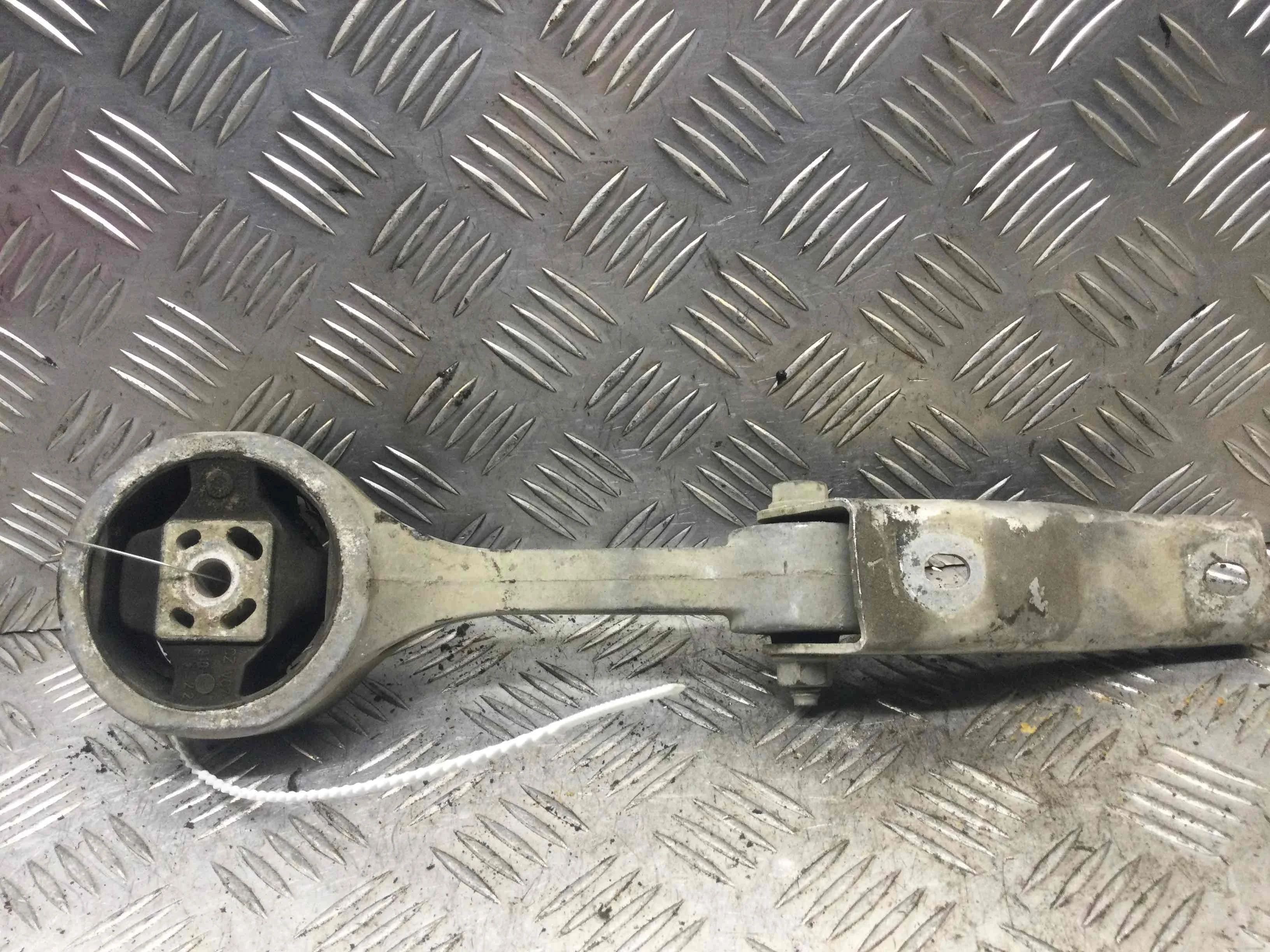 Подушка крепления двигателя Volkswagen Polo 4 поколение (2001-2005) бензин 1.4 i Механика Х/б