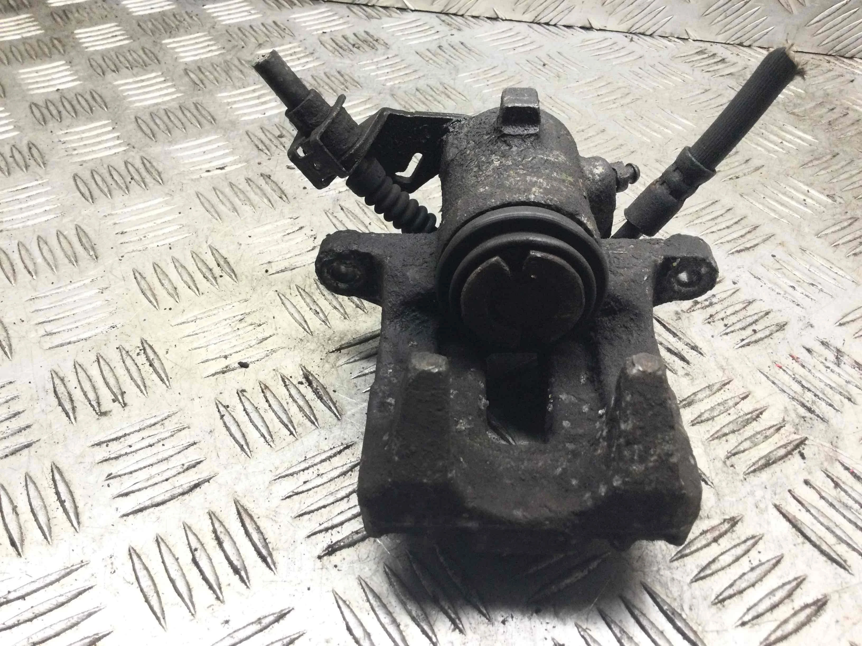 Суппорт задний левый Volkswagen Golf 4 поколение (1997-2004) бензин 1.6 i Механика Х/б