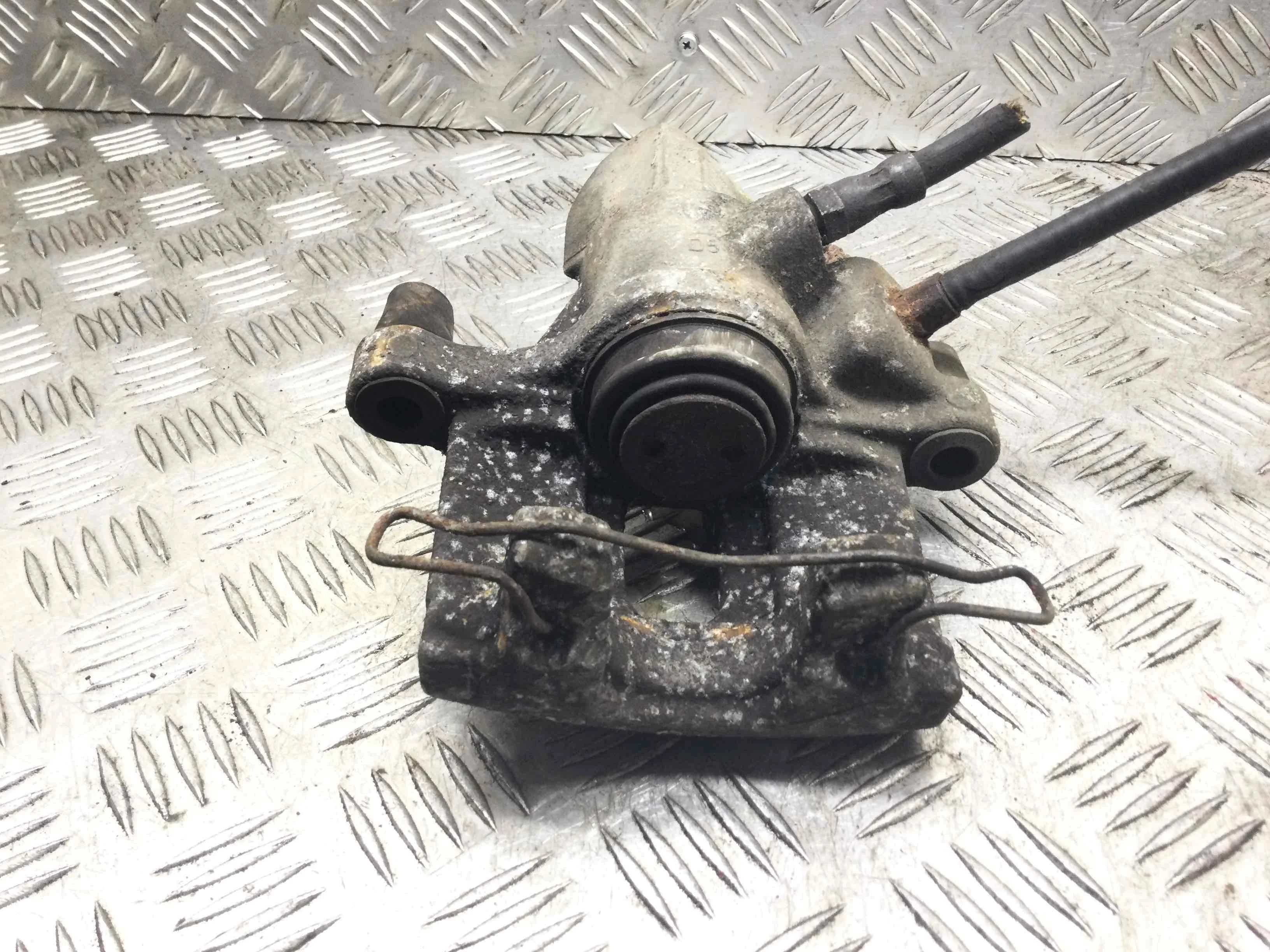 Суппорт задний левый Ford C-MAX 1 поколение (2003-2007) дизель 2.0 TDCi Механика Минивэн