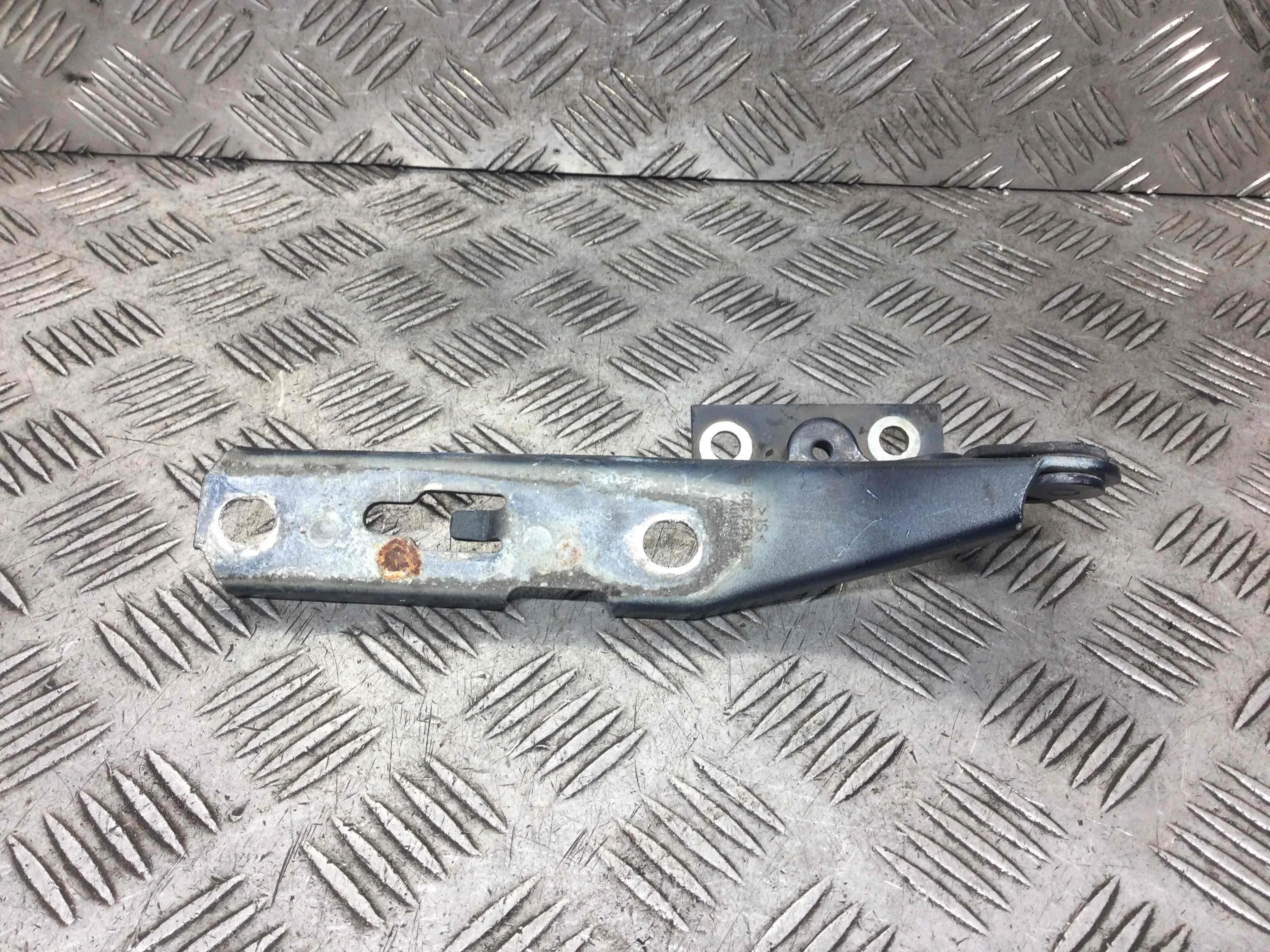 Петля капота правая Audi A4 B7 (2004-2008) дизель 3.0 TDI Механика Седан