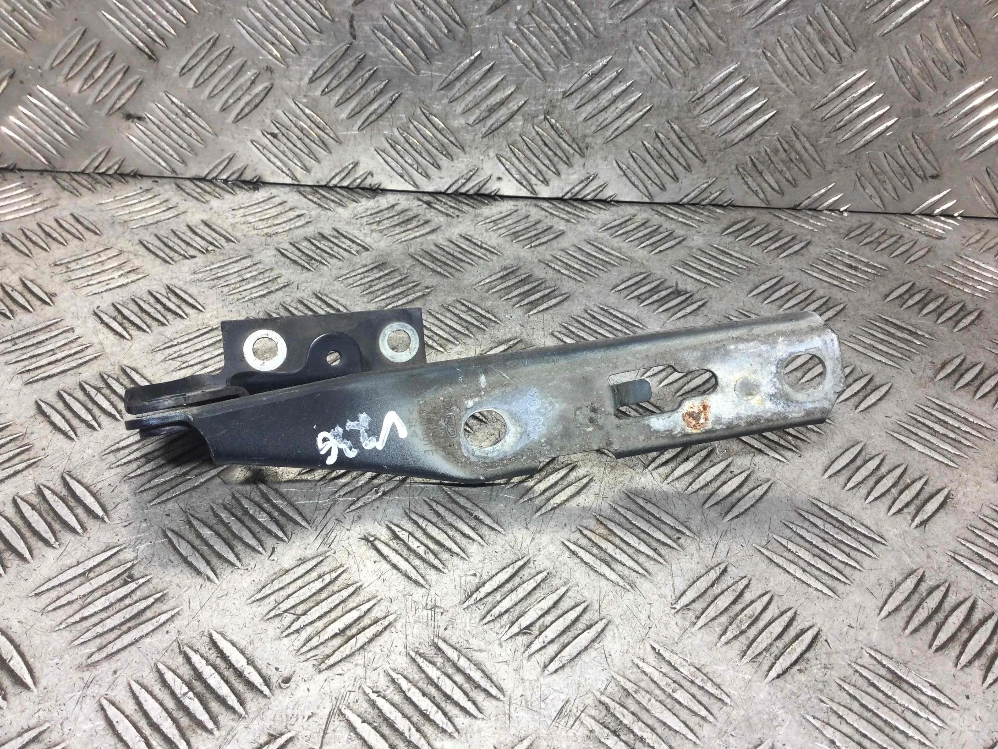 Петля капота левая Audi A4 B7 (2004-2008) дизель 3.0 TDI Механика Седан