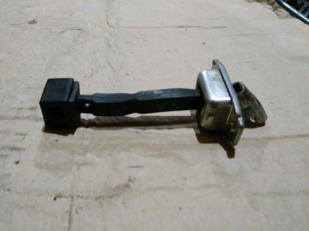 Б.у. ограничитель двери MITSUBISHI LANCER CY2A MITSUBISHI LANCER CY2A