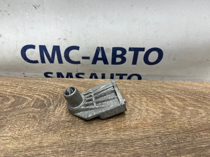 Кронштейн радиатора Volkswagen Touareg 7P0121079 NF 3.0 CGE