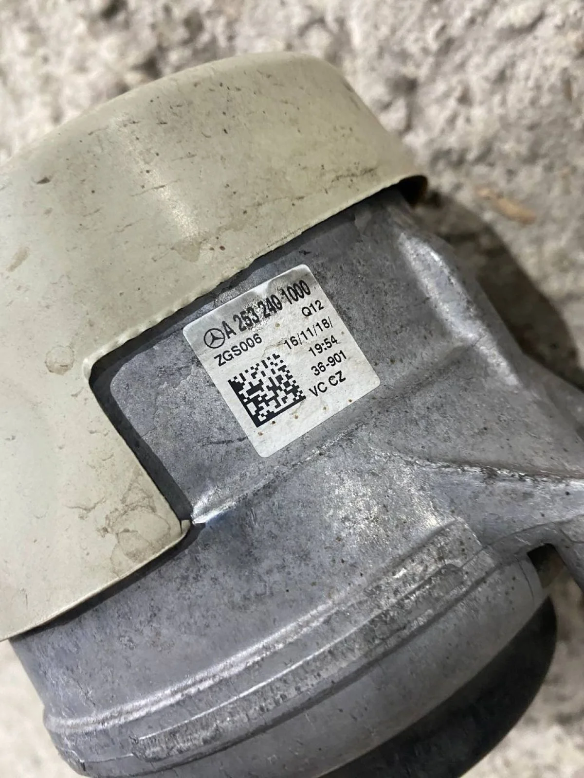 Подушка опора двигателя GLC W253