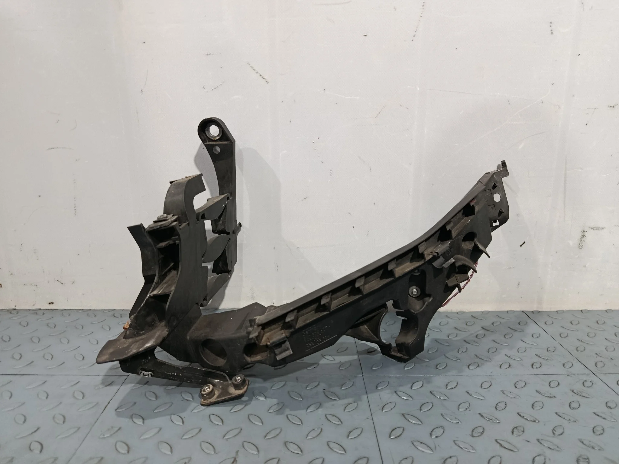 РЕСНИЧКА AUDI A4 A5 8K2 8K5 8KH 8T3 8TA B8 ПЕРЕДНЯЯ ЛЕВАЯ ПЛАНКА ПОД ФАРУ 8K0805607
