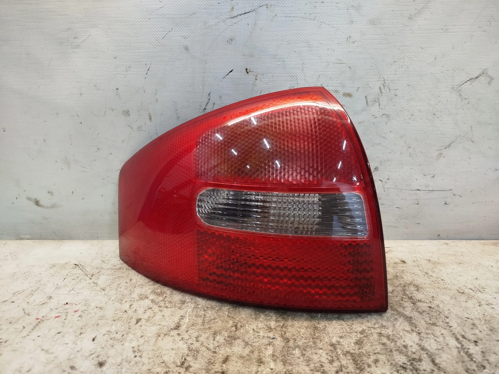 ФОНАРЬ AUDI A6 RS6 S6 4B2 4B4 C5 SEDAN ЛЕВЫЙ 4B5945095 XA6343