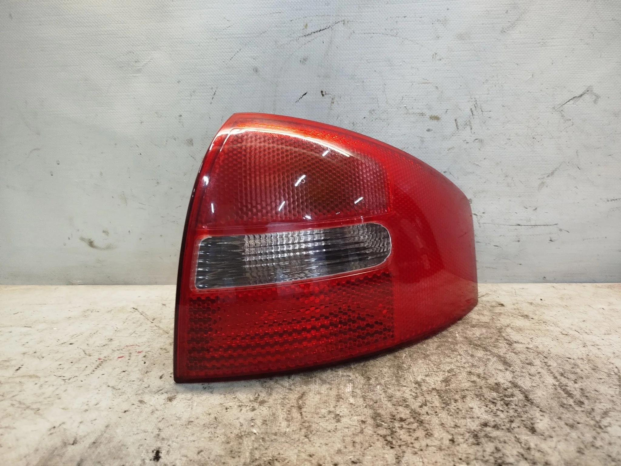 ФОНАРЬ AUDI A6 RS6 S6 4B2 4B4 C5 SEDAN ПРАВЫЙ 4B5945096 XA6343