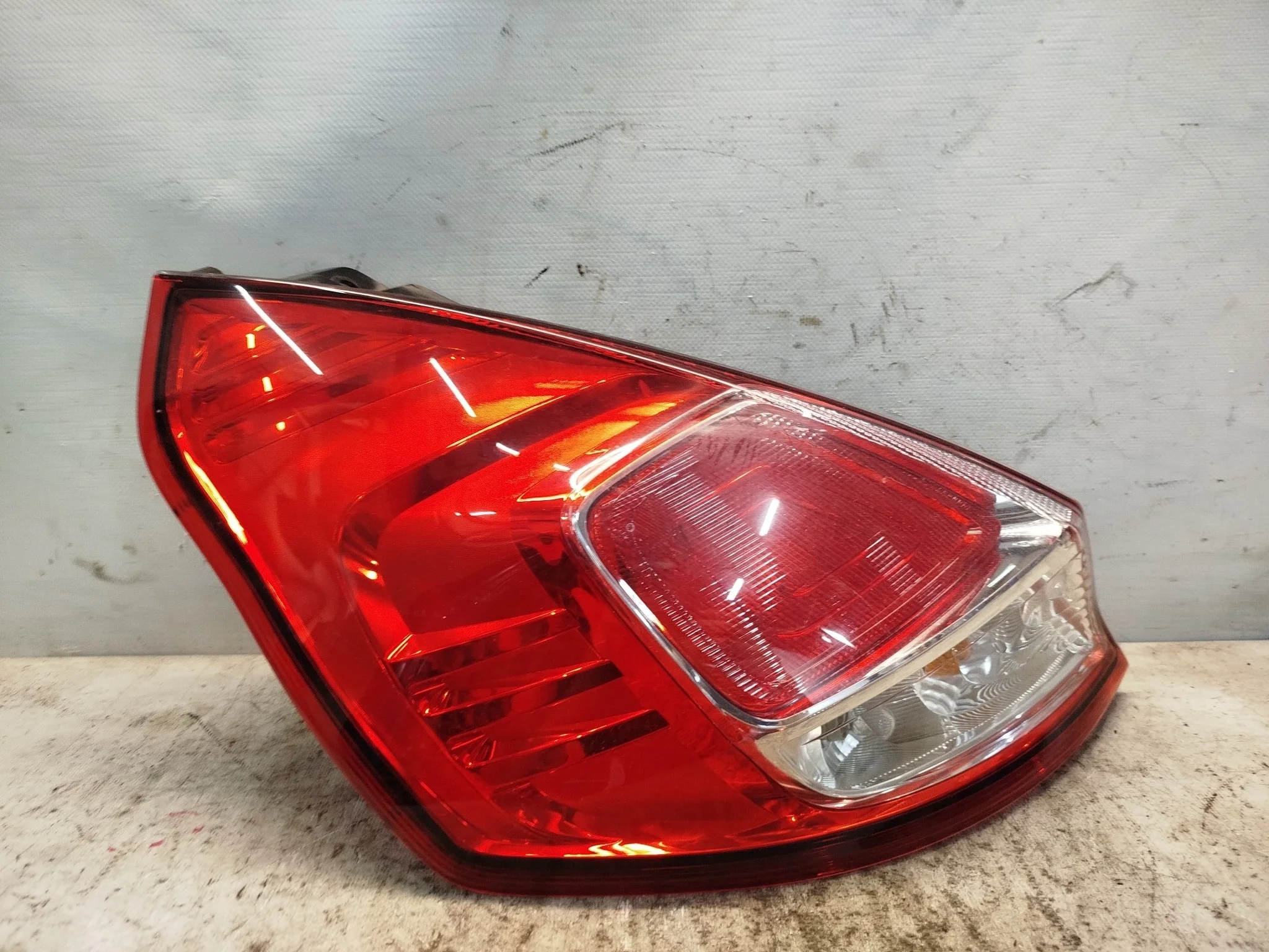 ФОНАРЬ FORD FIESTA CB1 HATCHBACK LED ЛЕВЫЙ 1877011 XA6241