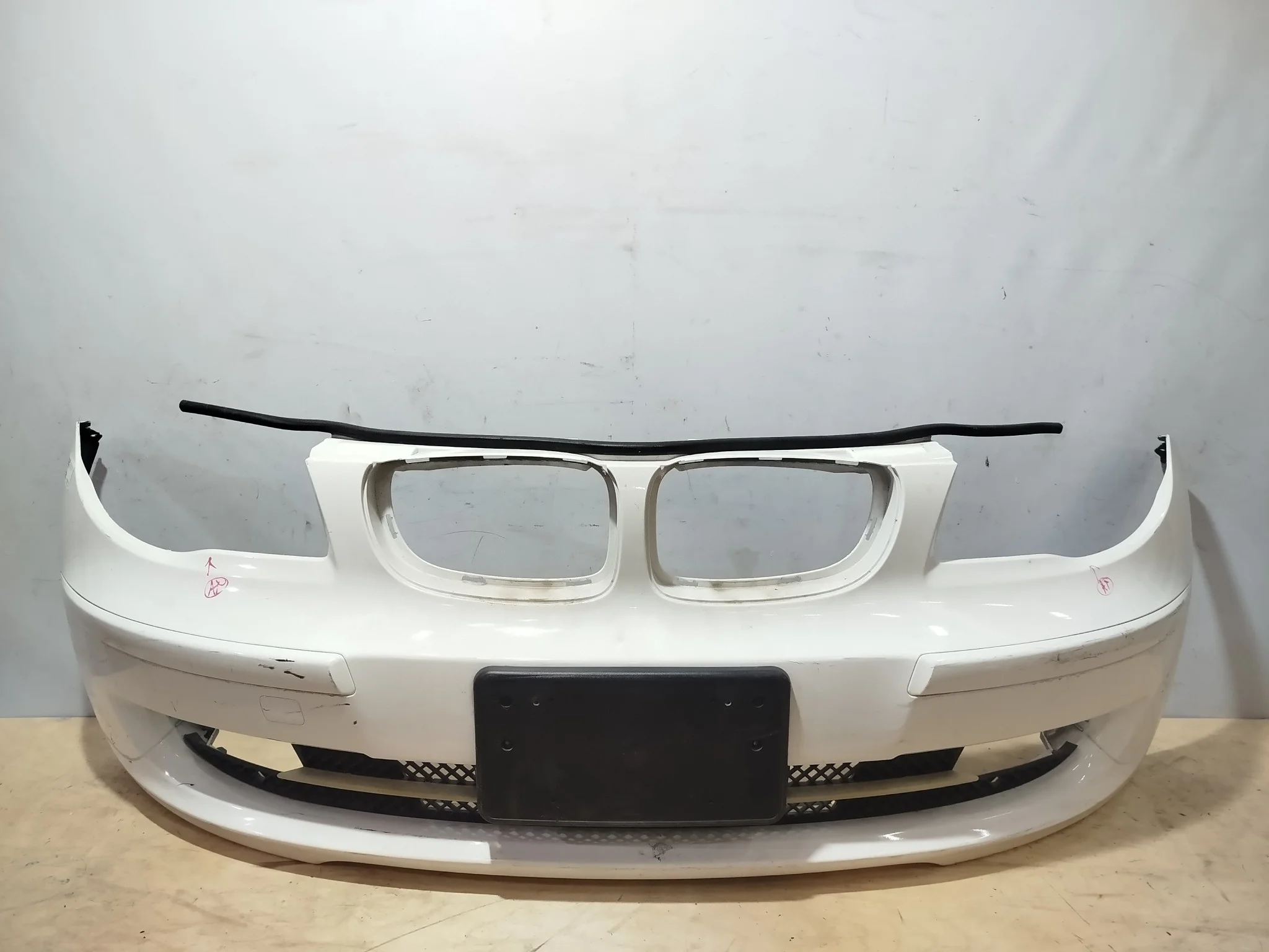 БАМПЕР BMW 1-SERIES E81 E87 51117185125 2 МОДЕЛЬ ПЕРЕДНИЙ белый XA6531