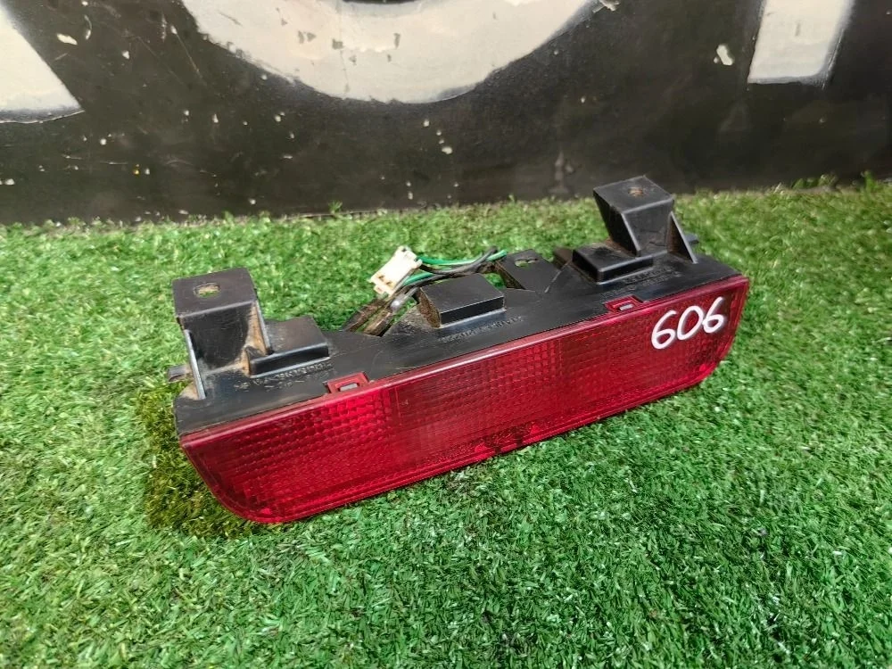 Стоп сигнал дополнительный Mitsubishi Pajero 3