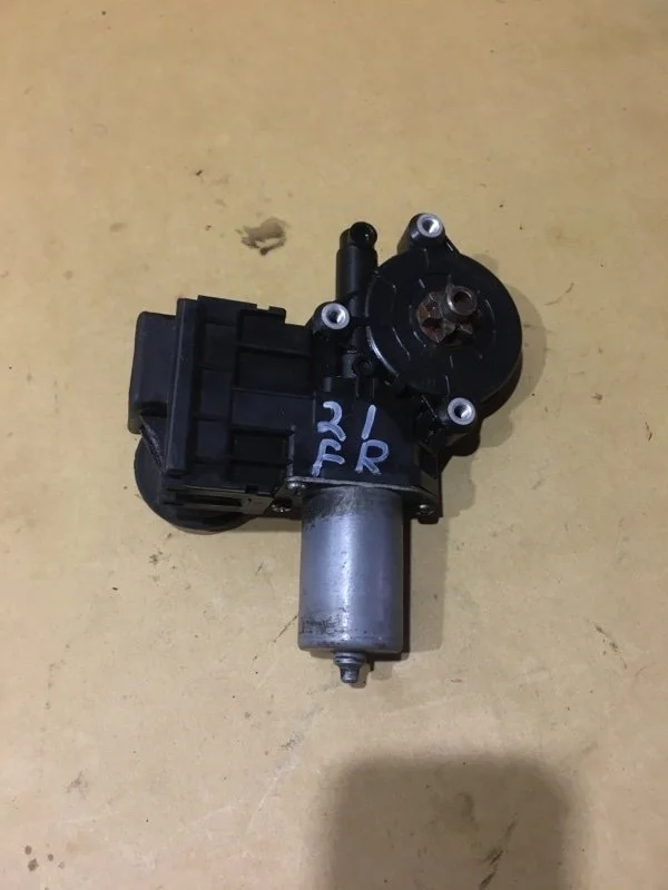 Моторчик стеклоподъемника передний правый Toyota Land Cruiser 200 2015 8571060351 URJ202 4.5 1VD-FTV