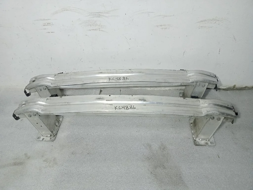 Усилитель бампера Передний С кронштейнами 8K0807133D и 8K0807134D (8. Кузов)