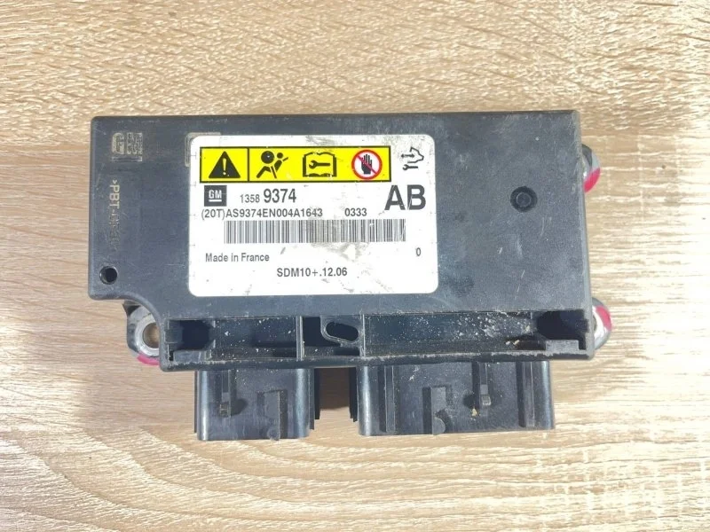 Блок управления SRS Opel Astra 2012—2018 13589374
