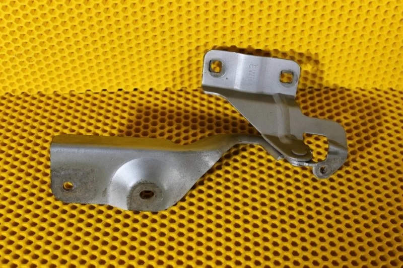 Петля капота Nissan Almera 2012—2018 65400EW000, правая