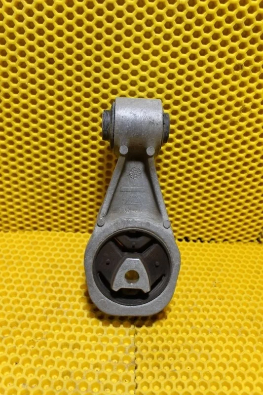 Опора двигателя Nissan Juke 2014—2019 113501KC0A, правая