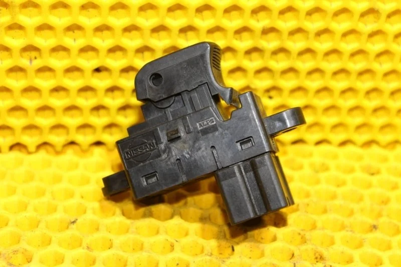 Кнопка стеклоподъемника Nissan Qashqai 2010—2013 25411BR00A, передняя правая