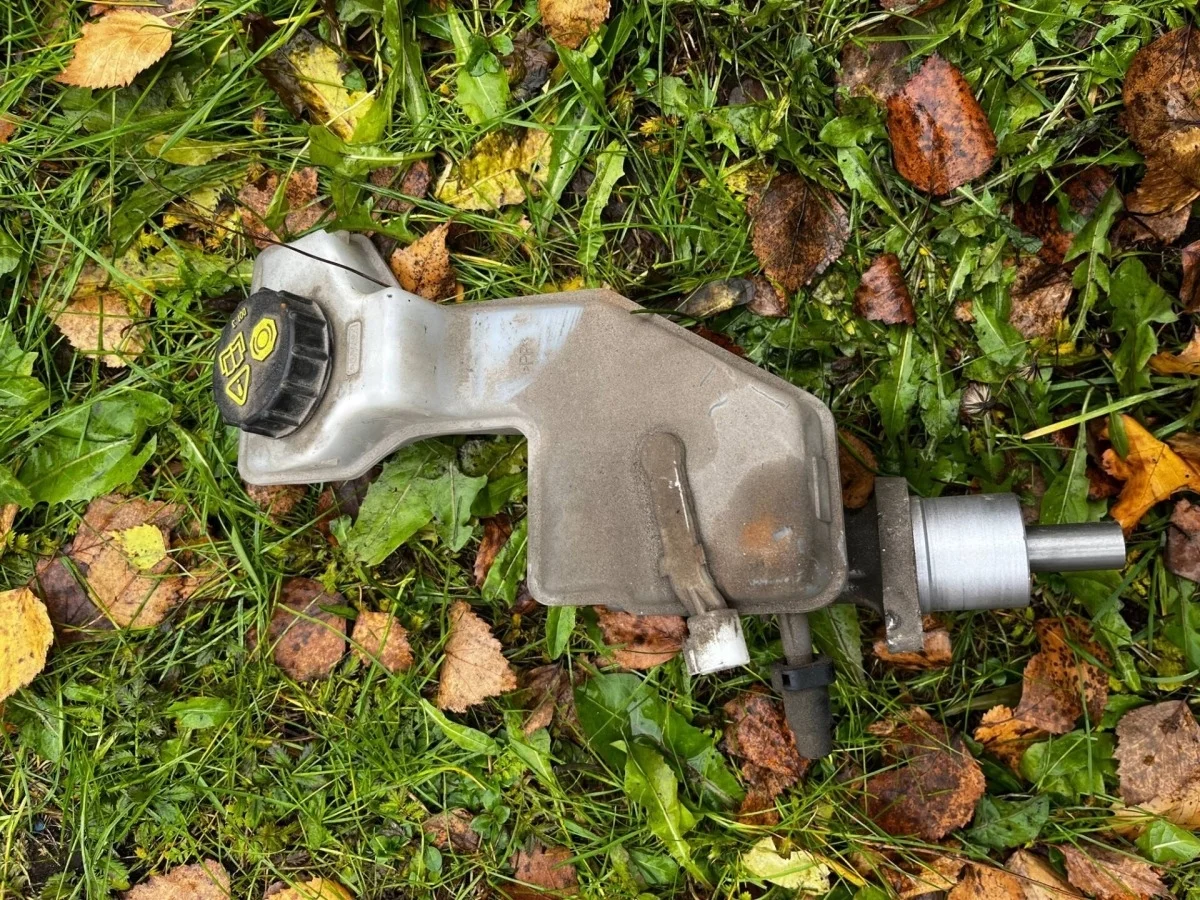 Главный тормозной цилиндр Mazda 3 BPYS4340ZC BL