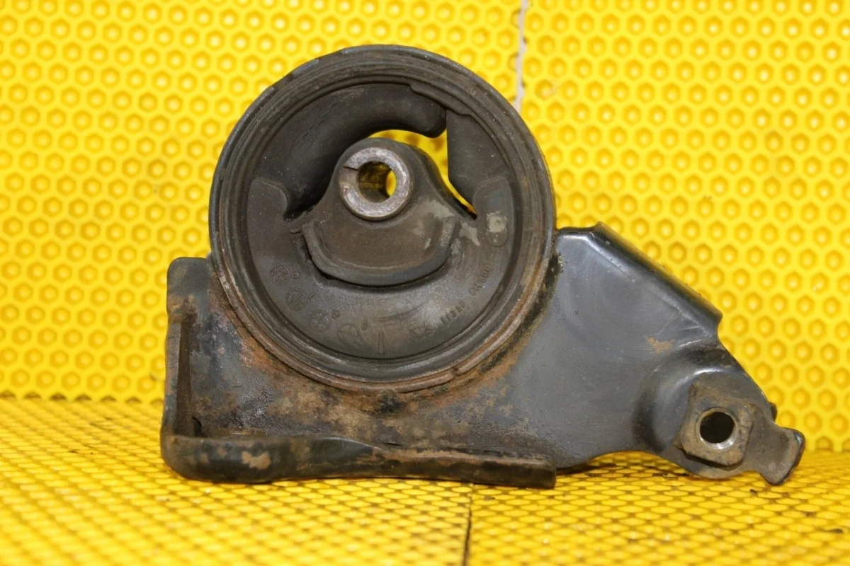 Опора ДВС Nissan Xtrail 113208H800 T30, задняя