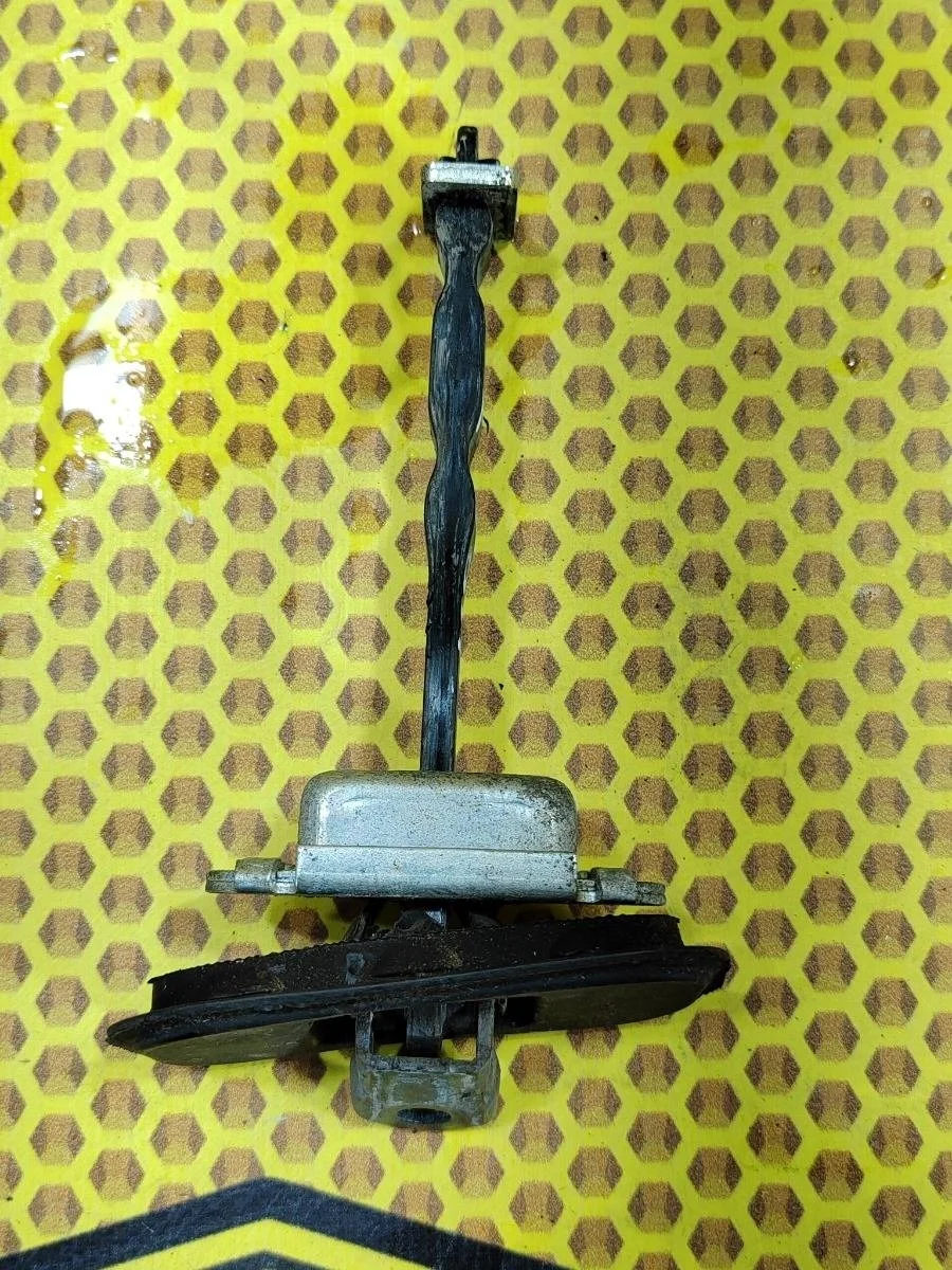 Ограничитель двери Nissan Qashqai 2008 82430JD000 J10E HR16DE, задний левый