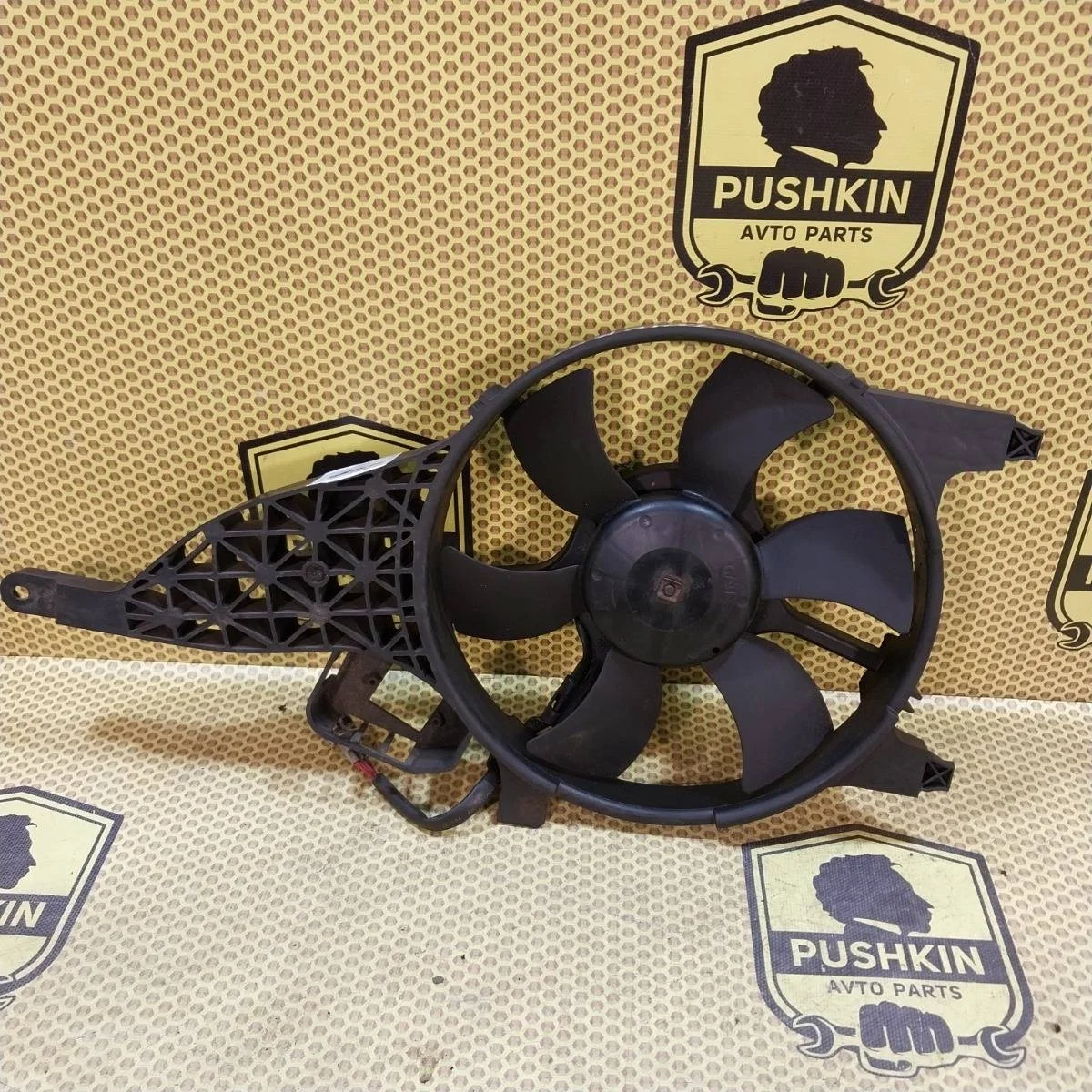 Диффузор радиатора Nissan Navara 2009 92120EB400 D40 YD25DDT