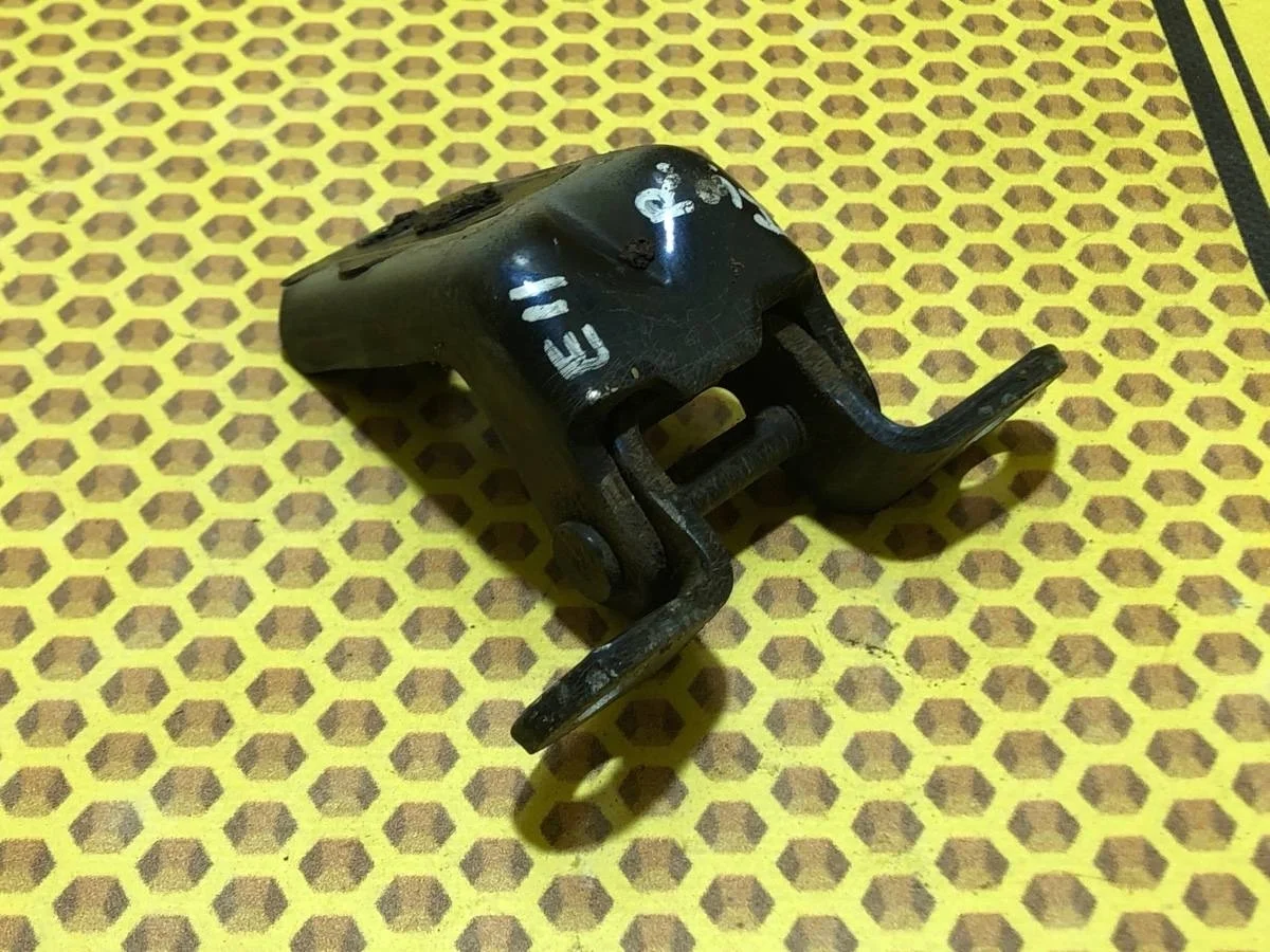 Петля двери Nissan Note 2011 824212F030 E11 HR16DE, задняя правая